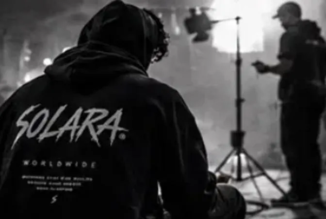 Sudadera SOLARA worldwide durante el rodaje de campaña