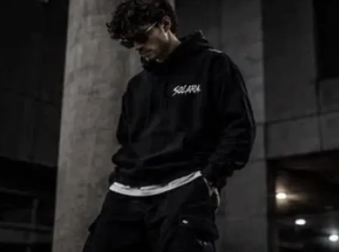 Sudadera negra SOLARA en calle