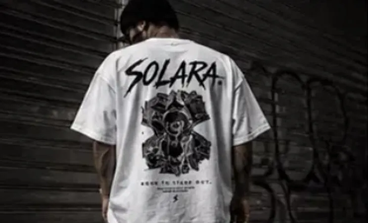 Camiseta blanca con estampado en la espalda
